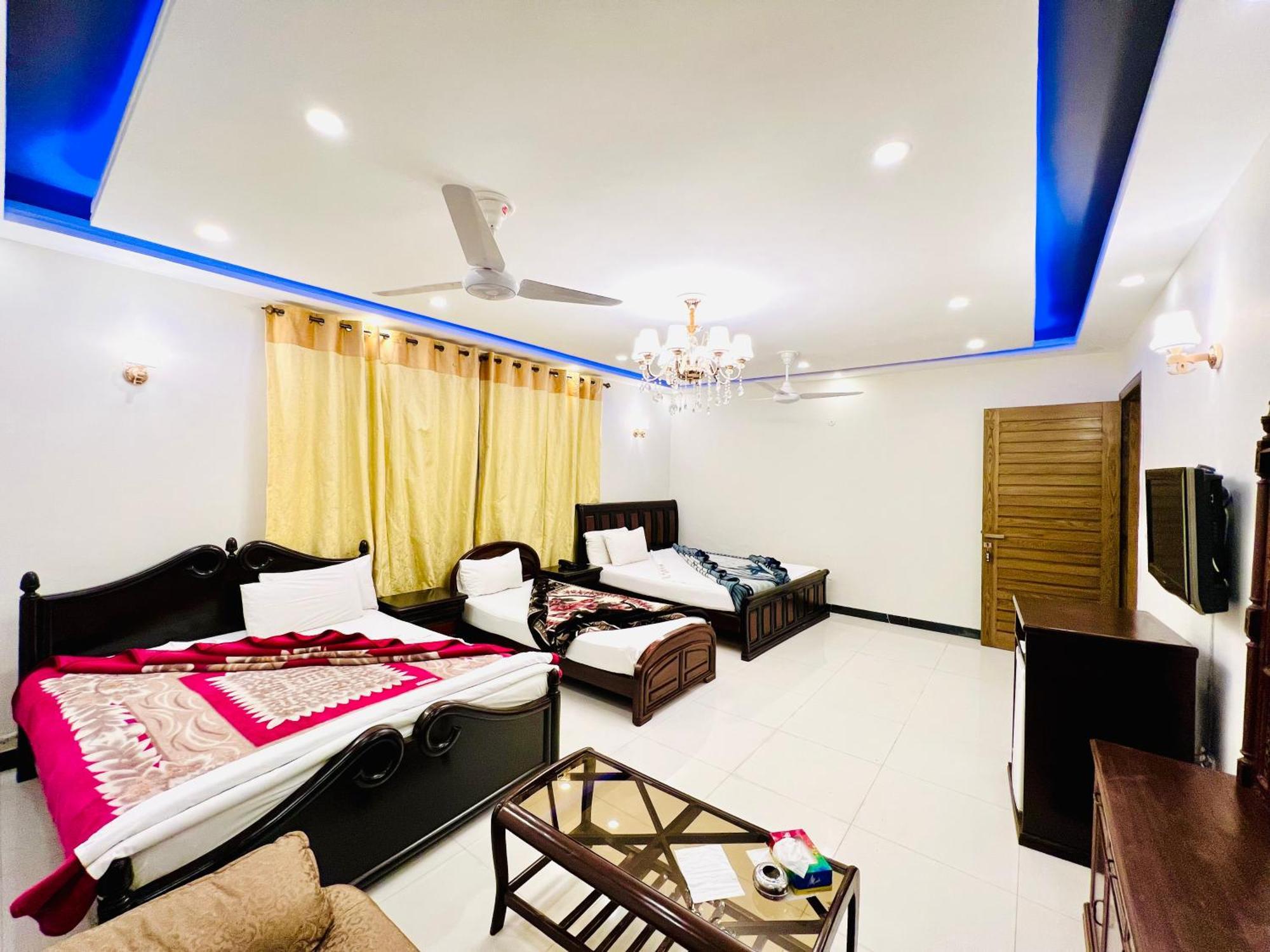 Imperial Lodges Family Guest House Исламабад Экстерьер фото