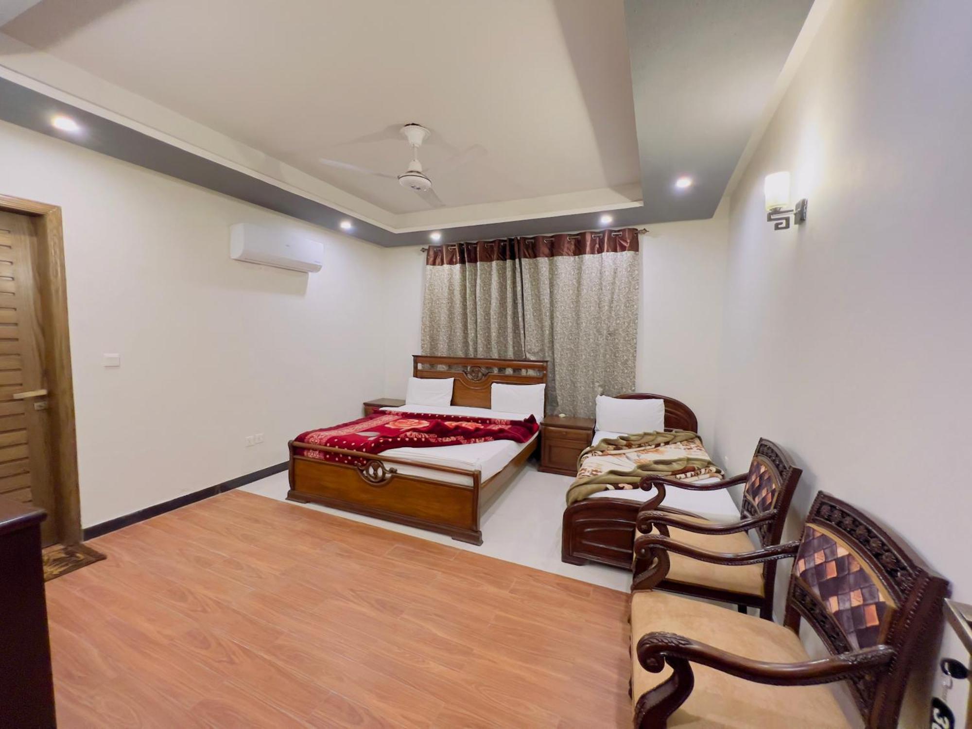 Imperial Lodges Family Guest House Исламабад Экстерьер фото