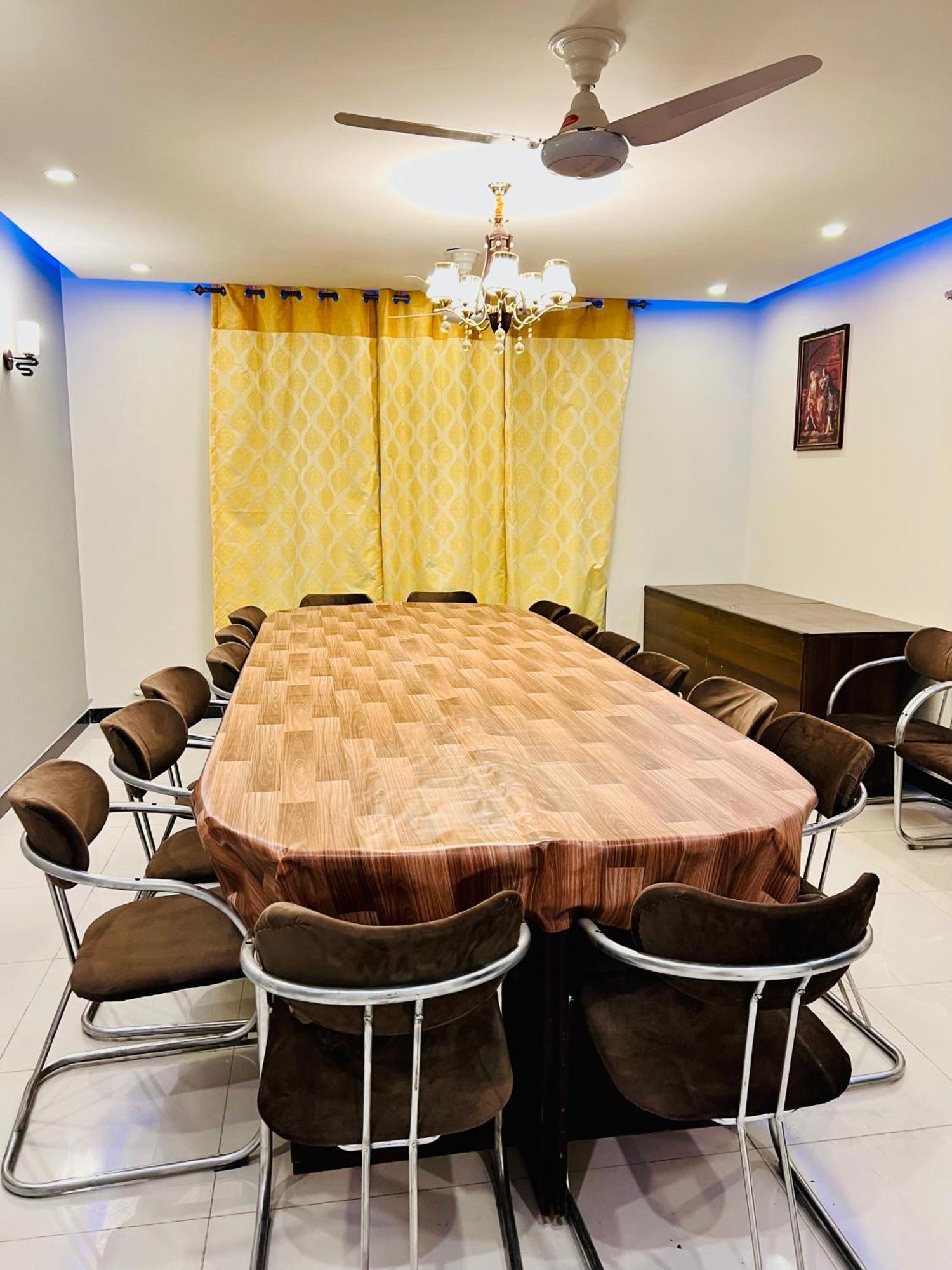 Imperial Lodges Family Guest House Исламабад Экстерьер фото
